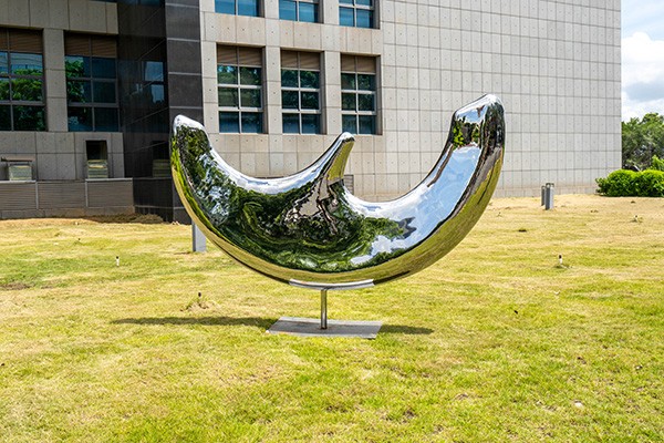 Contemporary Polished Stainless Steel Crescent Sculpture for garden decoration